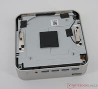 Geekom A9 Max com a parte inferior aberta