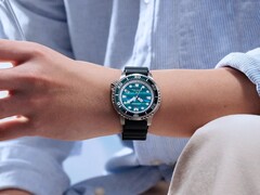 O BN0167-09W apresenta uma caixa de 44 mm em aço inoxidável, o que lhe confere uma presença mais tradicional de relógio de mergulho no pulso.