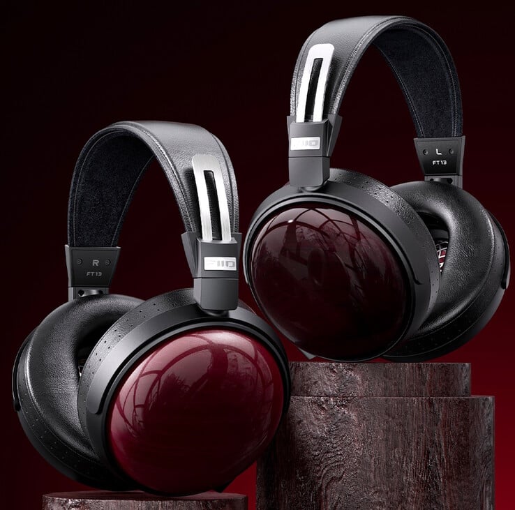 Os fones de ouvido FiiO FT13 vêm com fones de ouvido de madeira roxa natural ou preta. (Fonte da imagem: FiiO)
