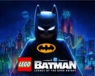 O LEGO Batman, em seu traje clássico, em frente ao horizonte de Gotham City, molhado pela chuva.