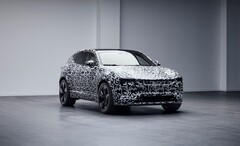 Depois que a SUV elétrica Polestar 3 já foi oficialmente revelada como um protótipo camuflado, um designer gráfico talentoso apagou estes padrões enganosos (Imagem: Polestar)