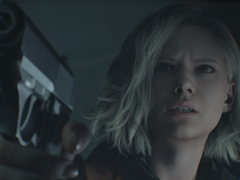 Uma captura de tela da protagonista de Resident Evil Reqiuem, Grace Ashcroft, segurando uma arma