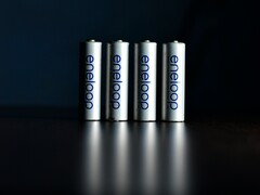 Uma imagem mostrando quatro células de bateria AA