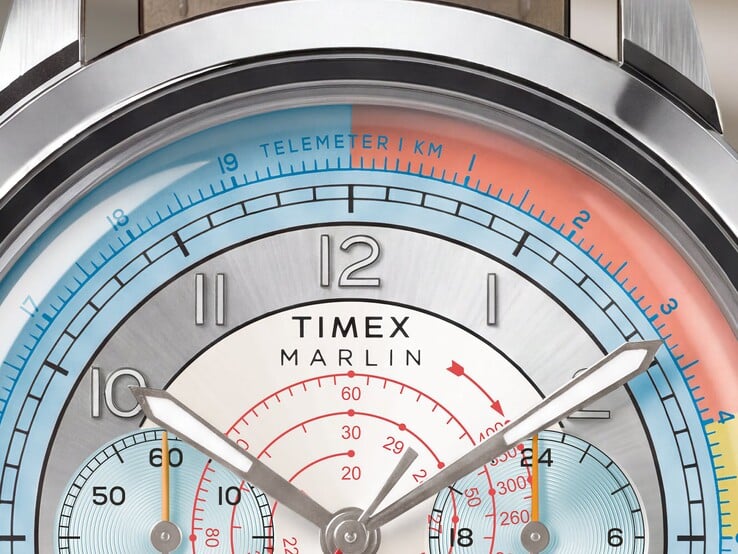 Close-up do mostrador do cronógrafo Timex Marlin Neo Classic, exibindo sua escala de telemetria azul, escala de taquimetria vermelha e dois submostradores.