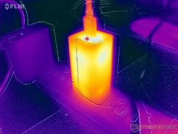 O adaptador de CA atinge mais de 41 °C ao executar tarefas exigentes