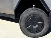 As capas de roda Cybertruck aero parecem ser uma solução razoável para as capas de roda Cyber com defeito que estavam danificando as paredes laterais dos pneus recentemente. (Fonte da imagem: Nic Cruz Patane on X)