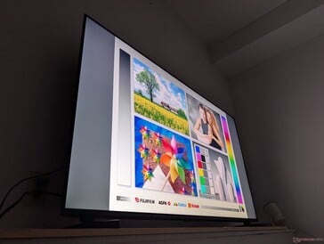 Sem efeito arco-íris em ângulos extremos, mas os tons de cinza ficam mais claros e as cores ainda se degradam quando vistos de lado