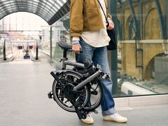 A linha Brompton Electric P: Urban pode carregar totalmente em quatro horas. (Fonte da imagem: Brompton)