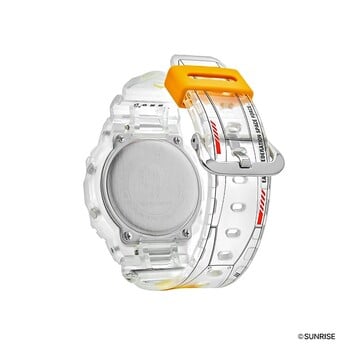 Vista traseira em ângulo do G-Shock transparente com tema Gundam, mostrando a parte traseira da caixa de aço inoxidável e os gráficos detalhados da pulseira.