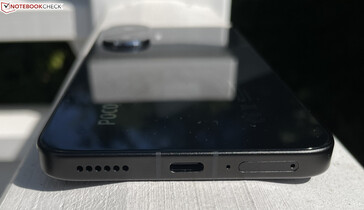Parte inferior: alto-falante, USB-C 2.0, microfone, SIM duplo