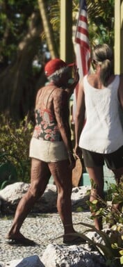 A pele dessa senhora mais velha apresenta sinais evidentes de exposição solar prolongada (captura de tela ampliada do GTA 6).