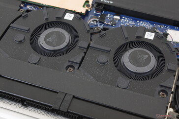 A solução de resfriamento consiste em dois ventiladores de ~45 mm com dois tubos de calor compartilhados entre a CPU e a GPU