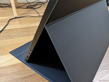 O estojo é fixado magneticamente na metade superior da parte traseira do monitor