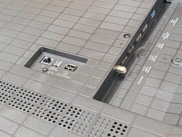 As portas LAN, de áudio e USB projetam-se diretamente da parte traseira da TV, dificultando a organização dos cabos