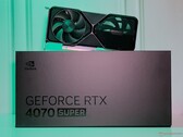 A RTX 4070 SUPER Founders Edition possui 7.168 núcleos CUDA, um boost clock de 2.475 MHz e 12 GB de VRAM.