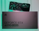 A RTX 4070 SUPER Founders Edition possui 7.168 núcleos CUDA, um boost clock de 2.475 MHz e 12 GB de VRAM.