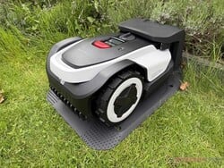 O Roborock RockNeo Q105 em sua estação de recarga.
