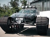 Depois de ser equipado com correntes de 1,3 toneladas métricas cada, o Modelo 3 Tesla é dificilmente reconhecível (Imagem: The Real Life Guys)