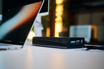 Colocado na horizontal sobre a mesa, o gabinete de perfil baixo oferece acesso rápido pela parte frontal às portas de expansão USB-A e USB-C, além de sua discreta iluminação RGB de status.