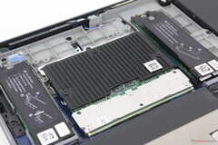 O módulo CAMM2 requer seu próprio dissipador de calor no Dell Pro Max 18 Plus (Fonte da imagem: Notebookcheck)