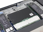 O módulo CAMM2 requer seu próprio dissipador de calor no Dell Pro Max 18 Plus (Fonte da imagem: Notebookcheck)