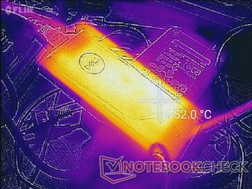 O adaptador AC pode alcançar mais de 52 C após uma hora de cargas intensas