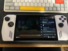 O ASUS ROG Ally Z1 Extreme modificado executando o SteamOS, mostrando uma duração de bateria projetada de mais de 8 horas com 92% de carga. (Fonte da imagem: u/BetweenInkandPaper via Reddit)