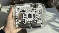 Protótipo transparente do console FPGA SuperStation One Lite de $200 mostrando sua placa de circuito interna