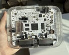 Protótipo transparente do console FPGA SuperStation One Lite de $200 mostrando sua placa de circuito interna
