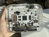 Protótipo transparente do console FPGA SuperStation One Lite de $200 mostrando sua placa de circuito interna