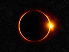 Uma imagem mostrando um eclipse solar com um anel de fogo.