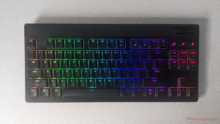 BlackWidow V4 HyperSpeed TKL com efeitos RGB arco-íris