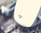 Um close do logotipo da DJI em um drone.