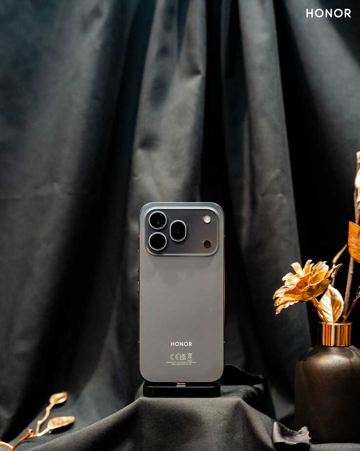 O Honor 600 Pro possui uma grande bateria de 7.000 mAh com suporte para carregamento com fio de 80 W