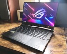 O próximo ROG Strix Scar 15 apareceu na FCC, modelo atual retratado. (Fonte da imagem: NotebookCheck)