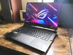 O próximo ROG Strix Scar 15 apareceu na FCC, modelo atual retratado. (Fonte da imagem: NotebookCheck)