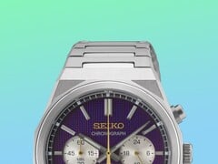 Close-up da metade superior do Seiko HGK003, destacando a caixa angular de aço inoxidável, os elos superiores da pulseira, os botões superiores e a parte superior do mostrador roxo, contrastando com um fundo em gradiente vibrante de verde e azul.