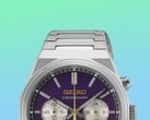 Close-up da metade superior do Seiko HGK003, destacando a caixa angular de aço inoxidável, os elos superiores da pulseira, os botões superiores e a parte superior do mostrador roxo, contrastando com um fundo em gradiente vibrante de verde e azul.