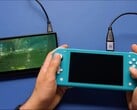 Um Nintendo Switch Lite modificado transmite a jogabilidade por HDMI para um monitor externo (Fonte da imagem: Taki II via YouTube)