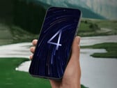 O primeiro lote conta com um total de sete dispositivos. Na foto: uma imagem promocional editada do Xiaomi 17 Ultra com o logotipo do HyperOS 4 na parte superior.