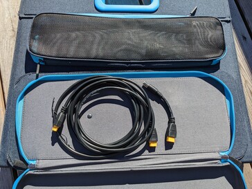 Uma bolsa para cabos está integrada na base do painel solar Anker
