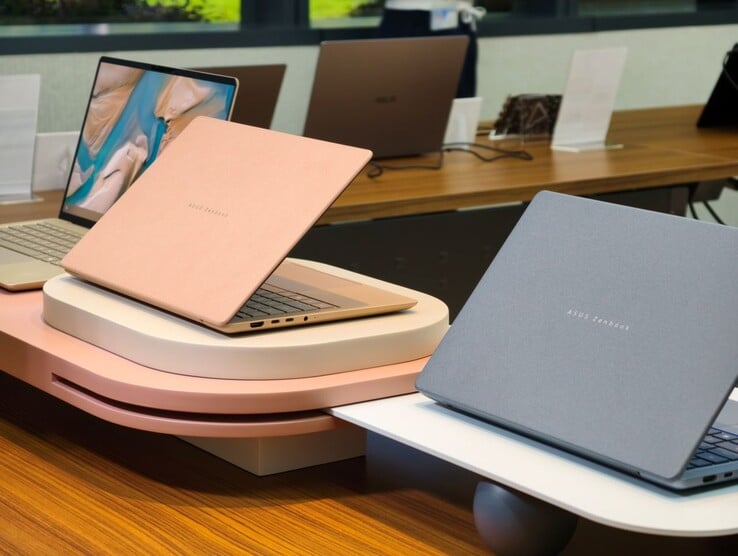 Os notebooks Zenbook 14 Copilot AI 2026 vêm em Zabriskie Beige, Komodo Coral e Arctic Blue (da esquerda para a direita).