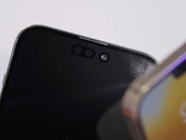O iPhone 14 Pro Max e suas câmeras com dois furos de perfuração de perto. (Fonte de imagem: Unbox Therapy)