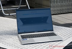 GeekBook M16 em uso ao ar livre, à sombra
