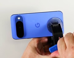 A parte traseira do Pixel 10 é relativamente fácil de remover. (Fonte da imagem: iFixit)