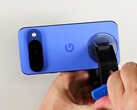 A parte traseira do Pixel 10 é relativamente fácil de remover. (Fonte da imagem: iFixit)