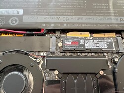 O laptop pode abrigar dois SSDs M.2-2280 unilaterais.