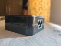 O adaptador de energia de 65 W é bastante compacto e pode alimentar o laptop com carga total