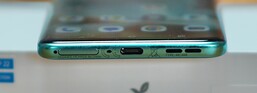 Parte inferior: Slot SIM, microfone, porta USB-C, alto-falante