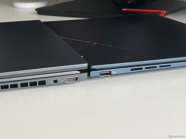 Zenbook Duo OLED (esquerda) vs. Zenbook 14 OLED (direita)
